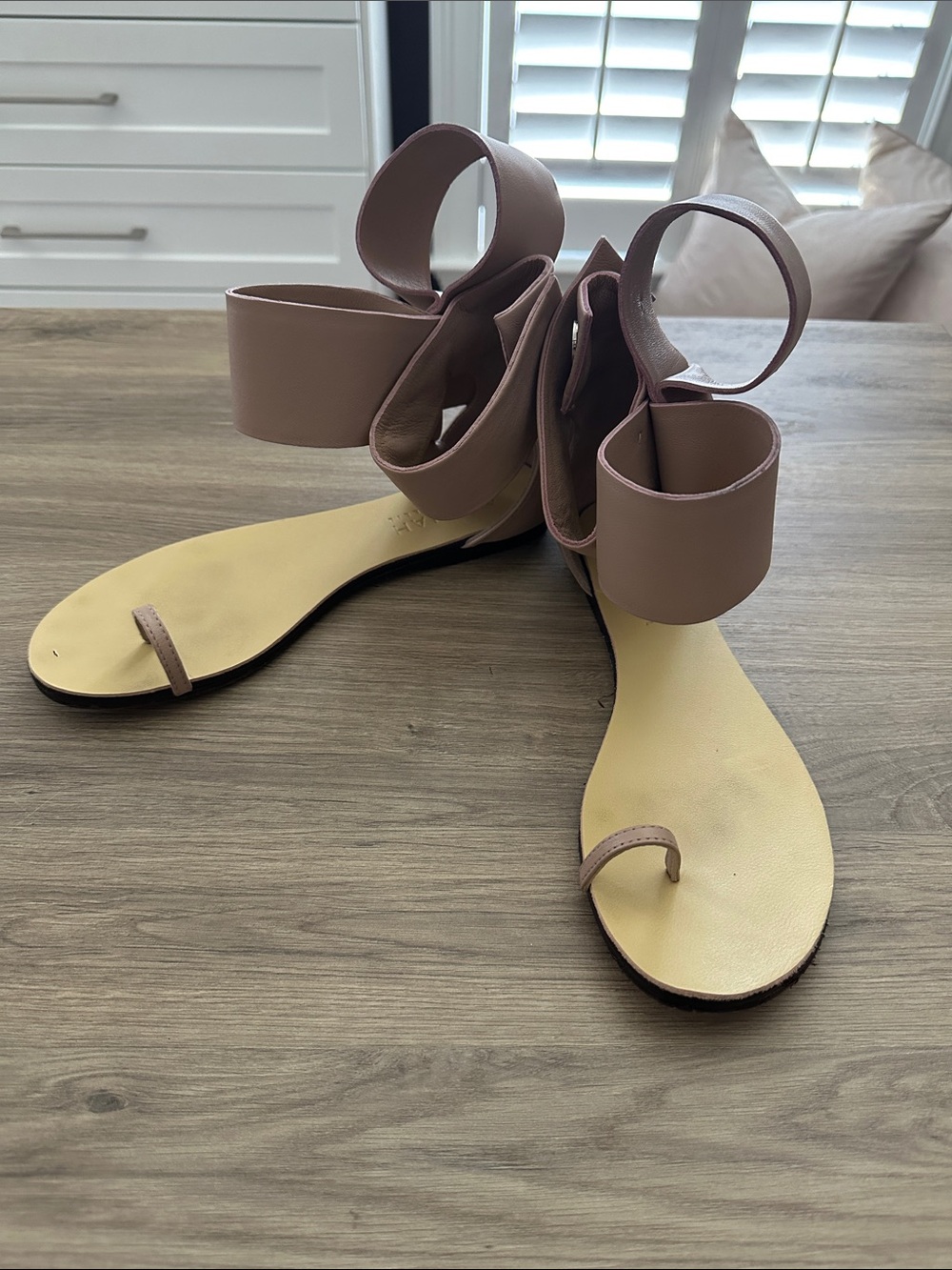 Aminah Abdul Jillil  JILLIL Ankle-Wrap Toe-Loop bow Sandals in Blush